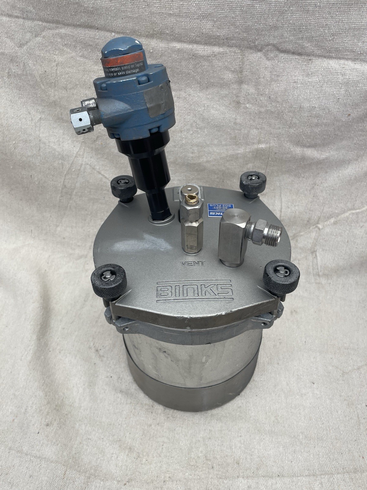 Binks SG2 Model 80-651 Plus Pressure Cup With Gast Rotary Agitator No Regulator