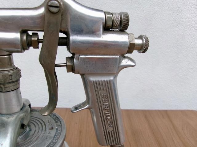 DEVILBISS TYPE MBC PAINT SPRAY GUN WITH CANISTER # 30 TIP FREE SHIPPING