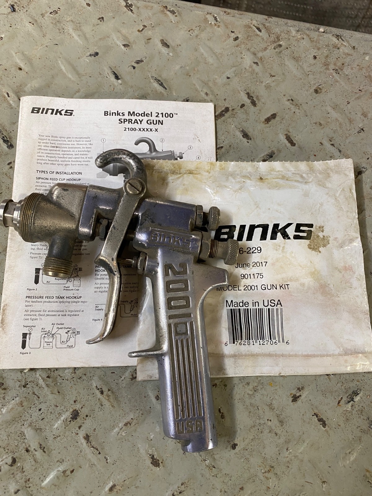 BINKS Spray Gun Model 2001 w/repair kit #6-229 + fluid nozzle