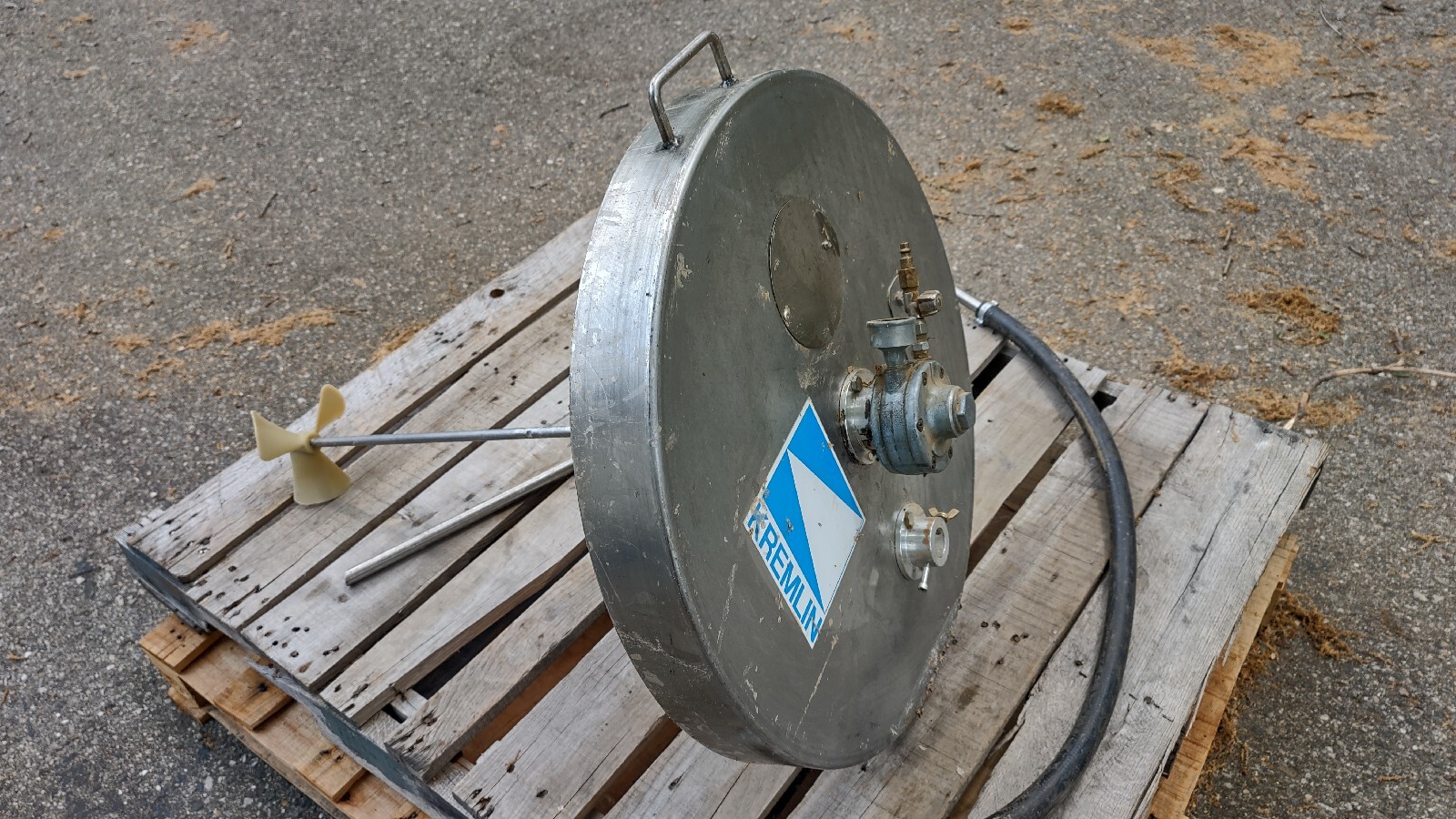 KREMLIN 55 GALLON DRUM AGITATOR COVER & NYLON BLADES W/ GAST 2AM-NCC-16 PUMP