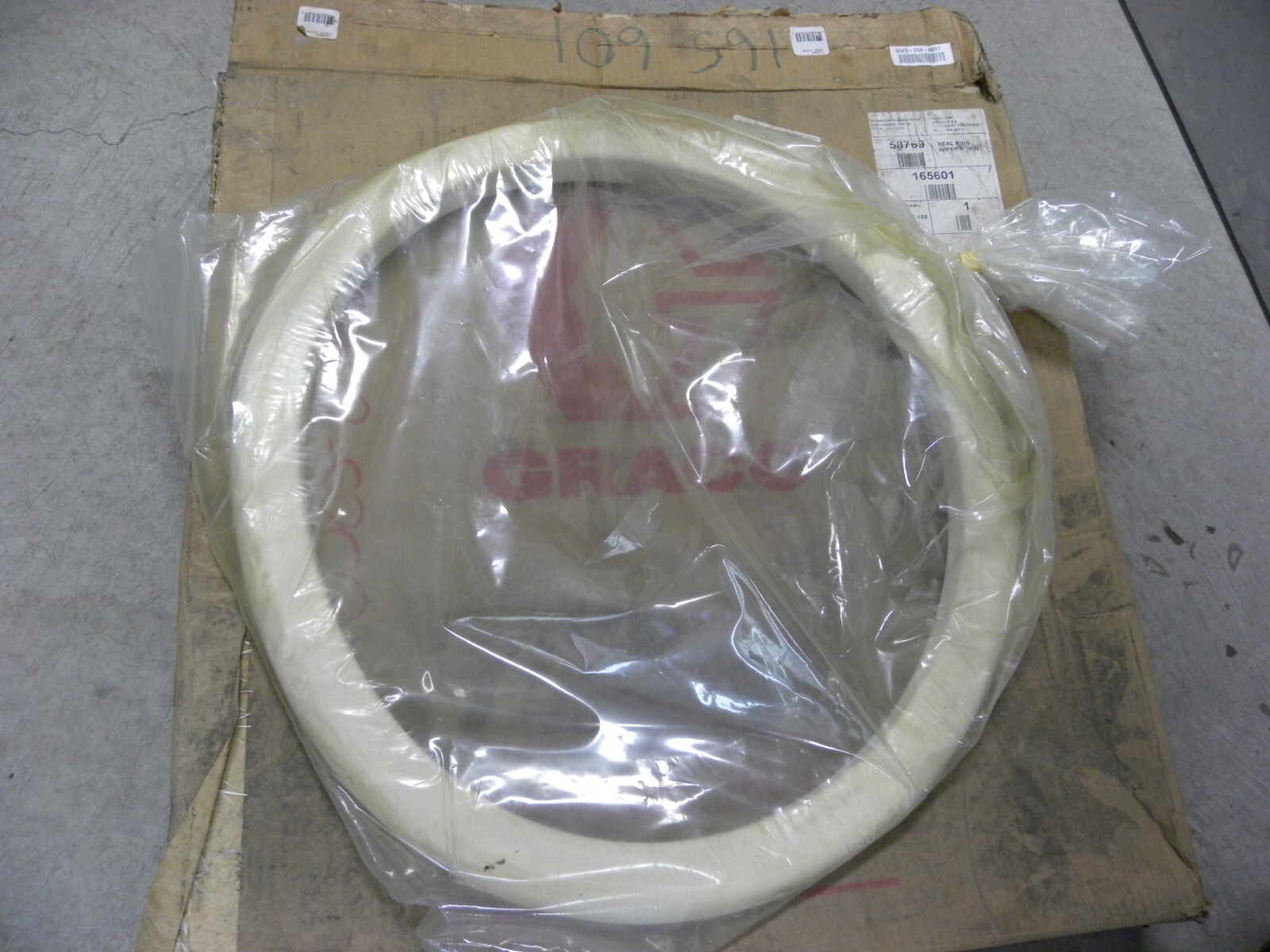 NEW IN OPEN BOX – Graco Seal Ring Wiper Rev N #165601 (165-601) (HR)