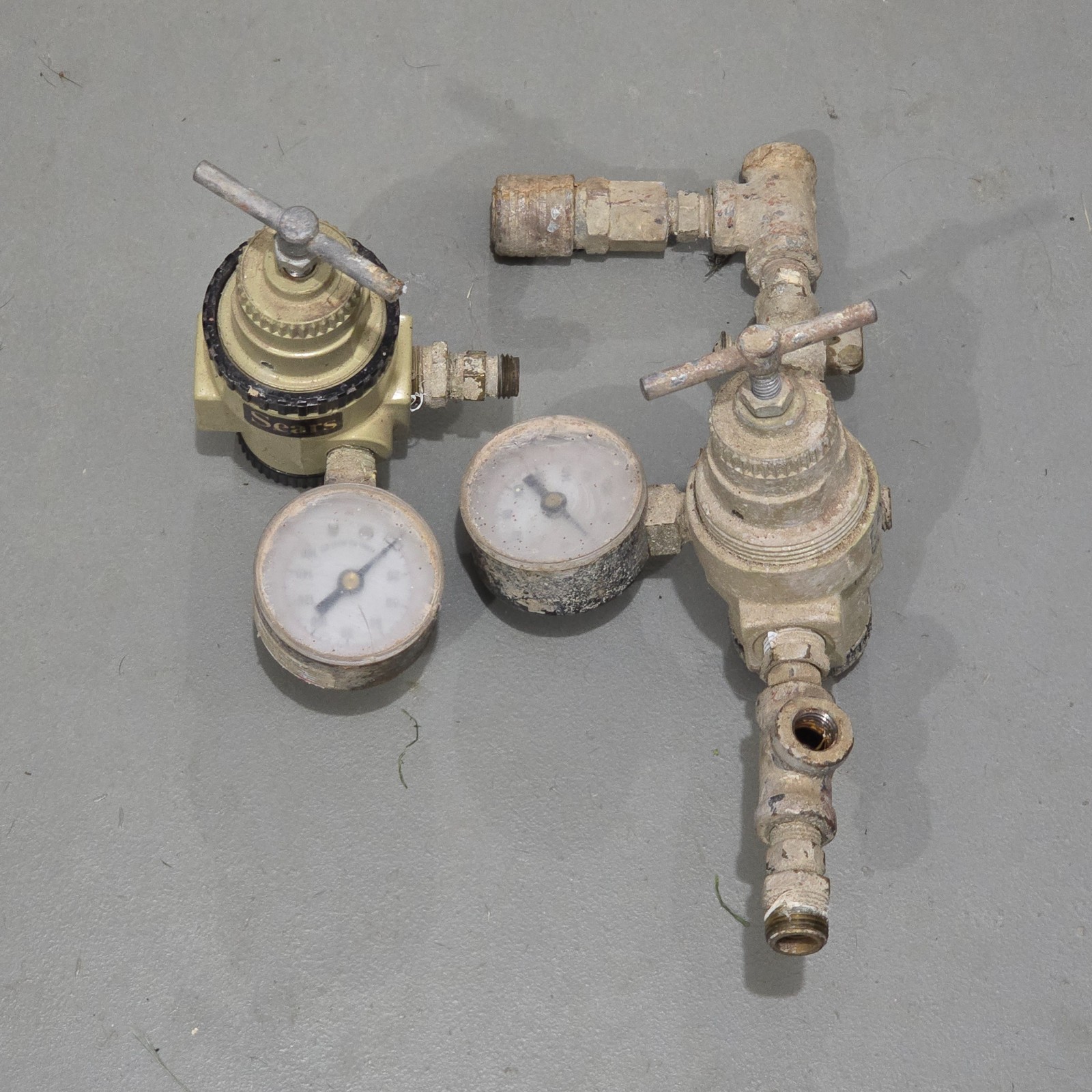 Binks Spray Gun Lot – Model 69 Spray Gun, Paint Cup, 2 Air Regulators, HVLP