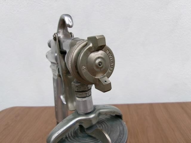 DEVILBISS TYPE MBC PAINT SPRAY GUN WITH CANISTER # 30 TIP FREE SHIPPING