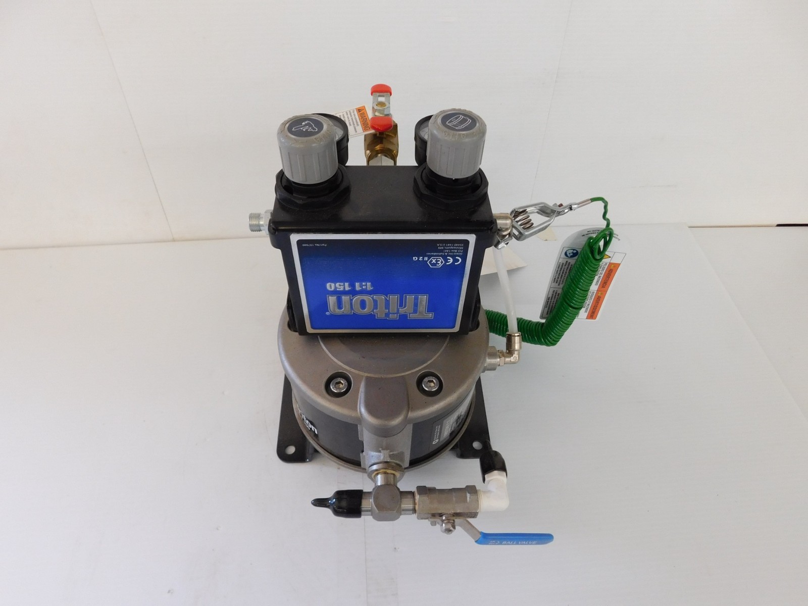 GRACO Triton Stainless Steel Pump Package, Wall Mount -(SKU: 233488) NEW (SLJ43)