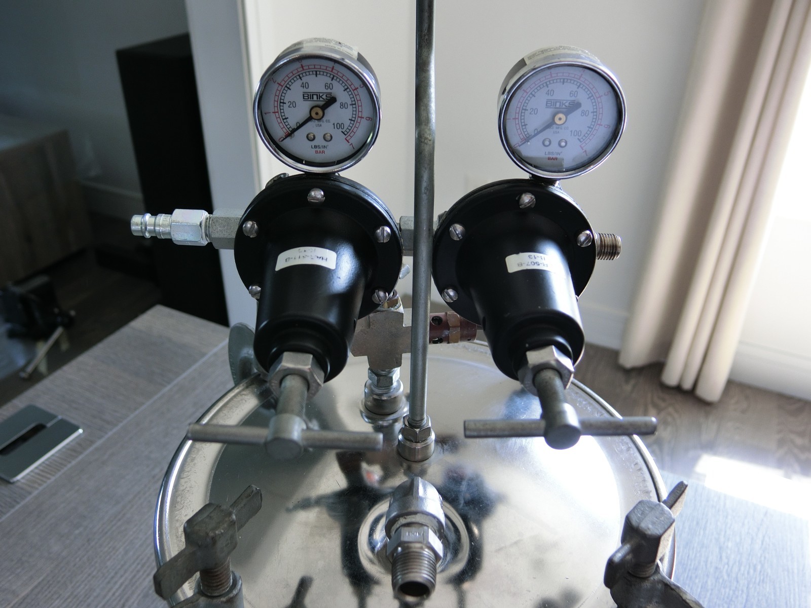 BINKS Pressure Pot Paint Tank 2.8 Gallon with Hoses and DeVilbiss JGA-510