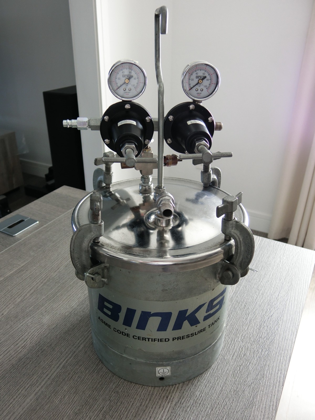 BINKS Pressure Pot Paint Tank 2.8 Gallon with Hoses and DeVilbiss JGA-510
