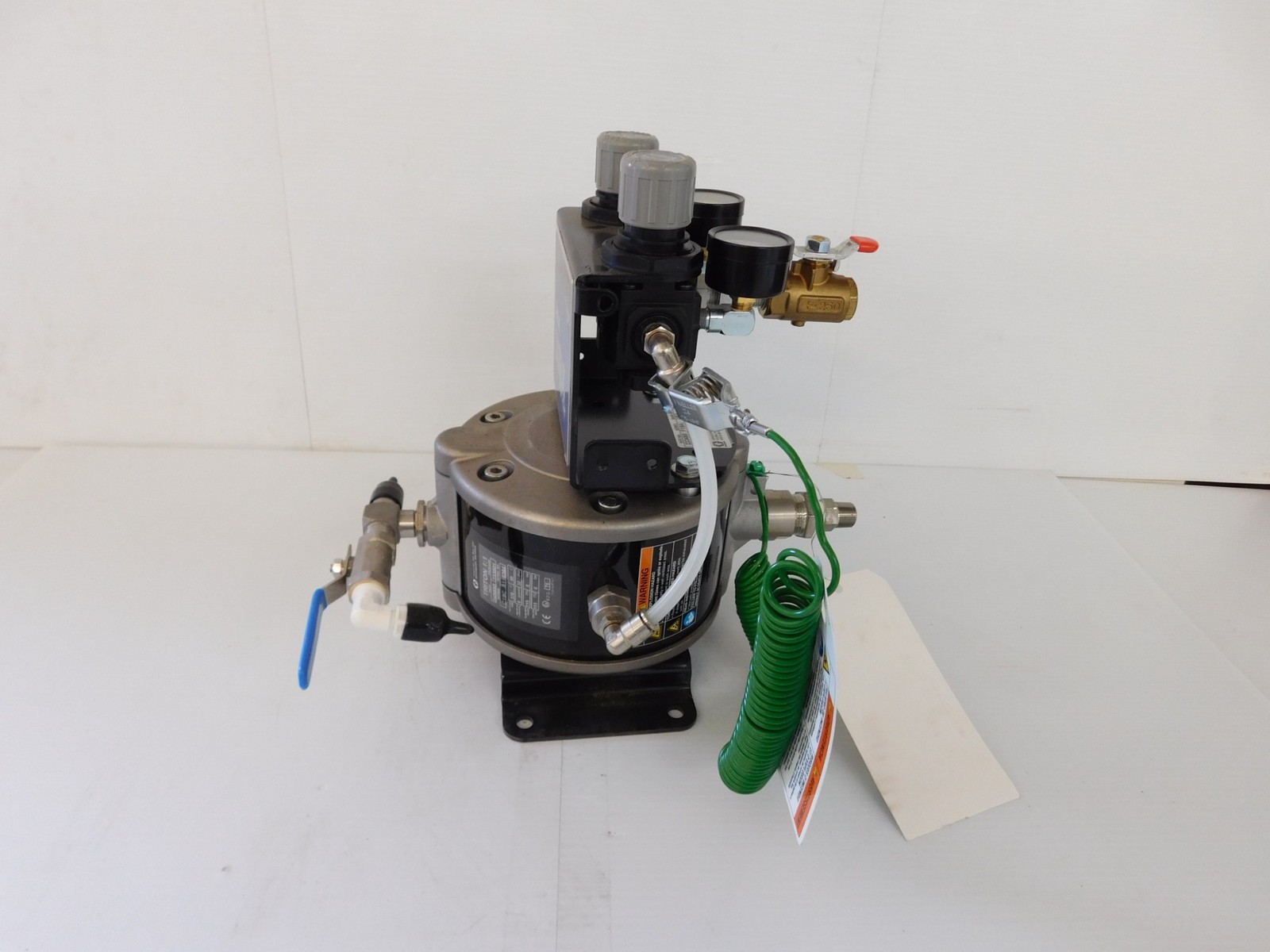 GRACO Triton Stainless Steel Pump Package, Wall Mount -(SKU: 233488) NEW (SLJ43)