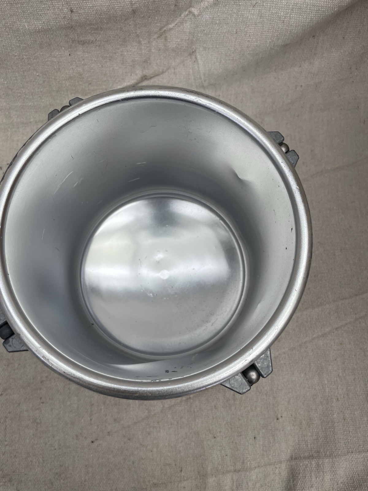 Binks SG2 Model 80-651 Plus Pressure Cup With Gast Rotary Agitator No Regulator