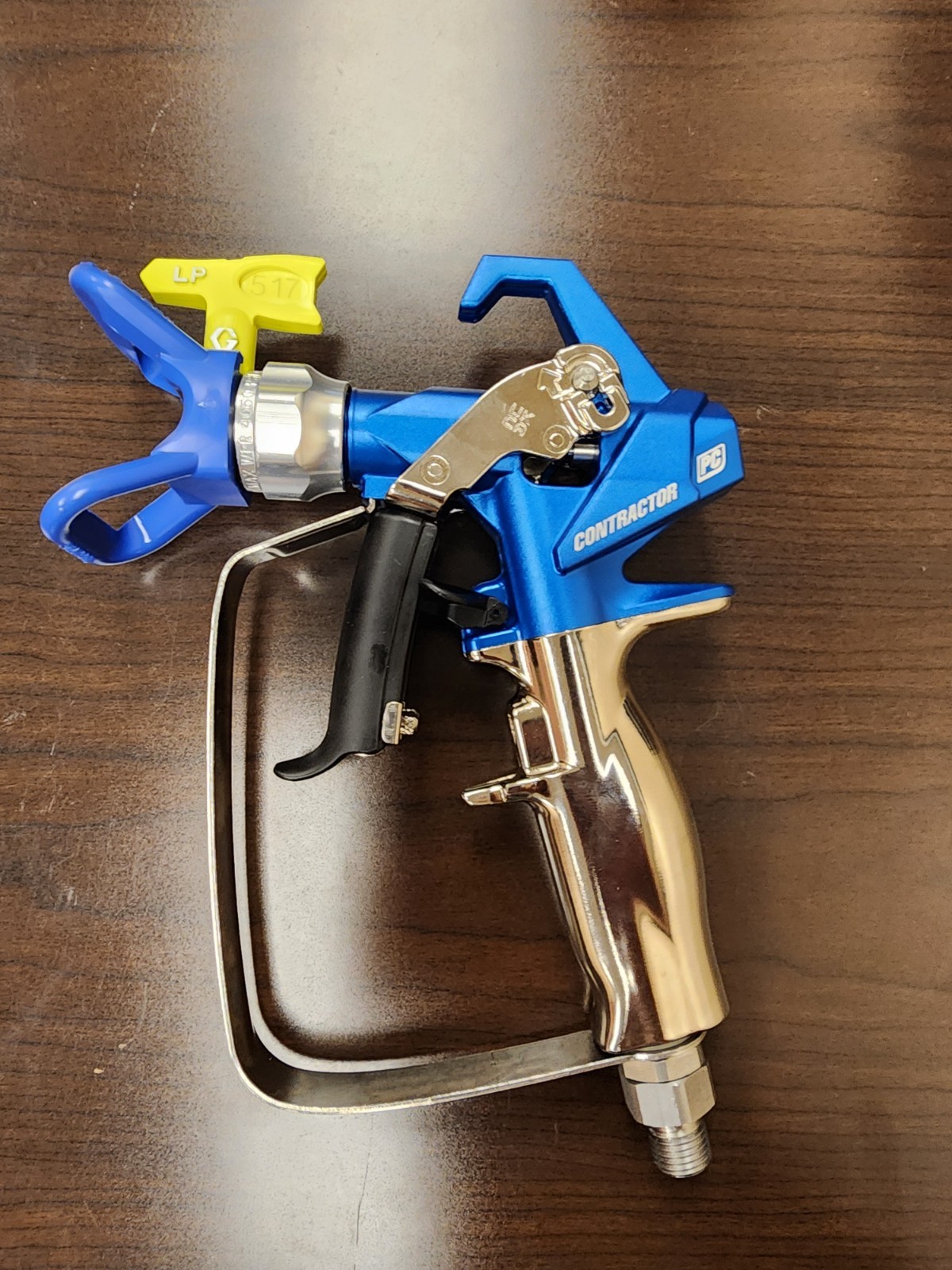 Graco 17Y043 – Contractor PC Airless Spray Gun with RAC X LP 517 SwitchTip