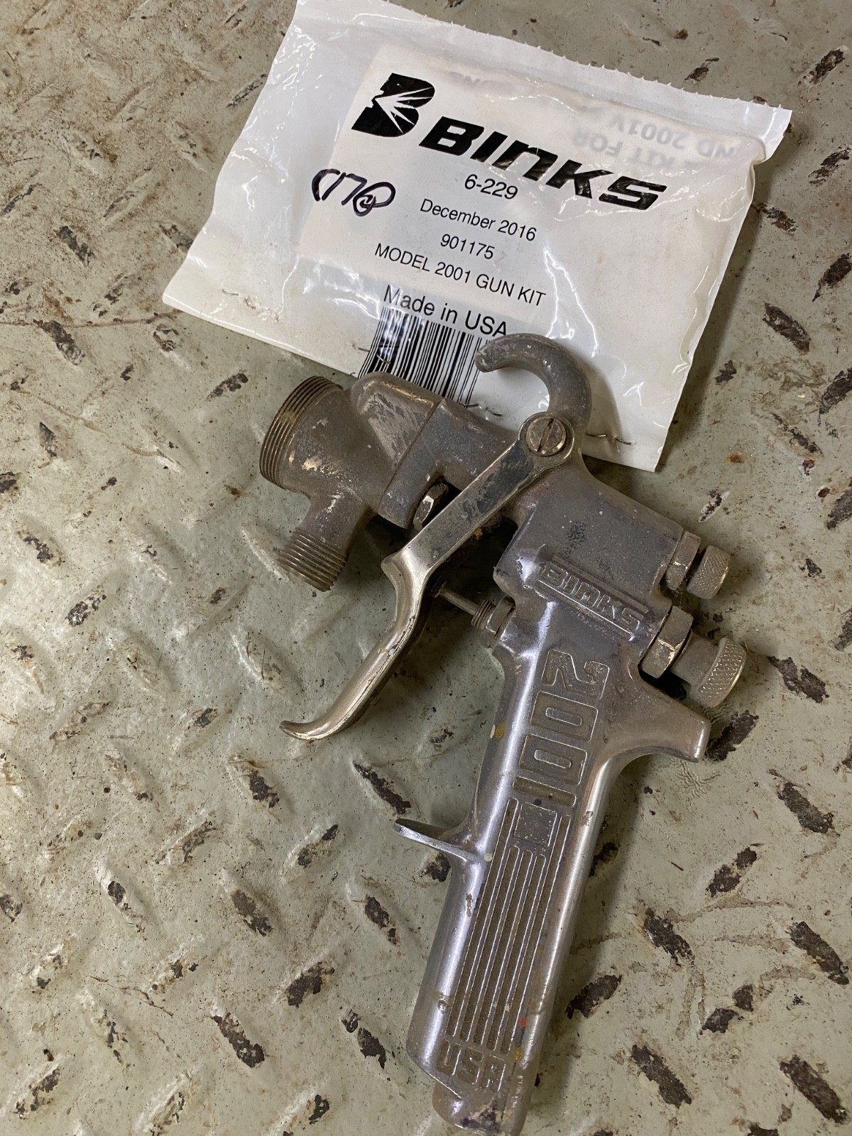 BINKS Spray Gun Model 2001 w/repair kit #6-229 + no nozzle
